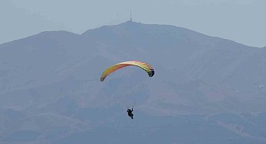 Erzurum'da gökyüzü rengarenk paraşütlerle süslendi