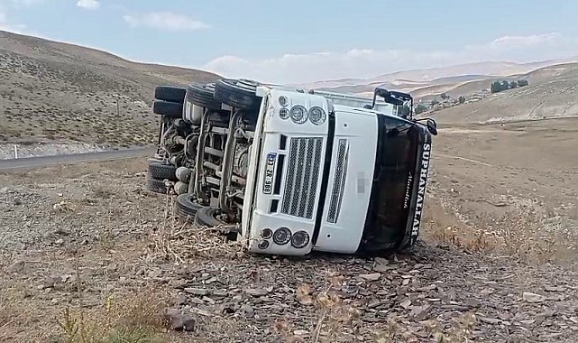 Erzurum'da virajı alamayan kamyon devrildi; sürücü yaralandı