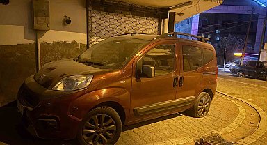 Esenyurt'ta 2 motosikletli araçların lastiklerini patlattı: O anlar kamerada