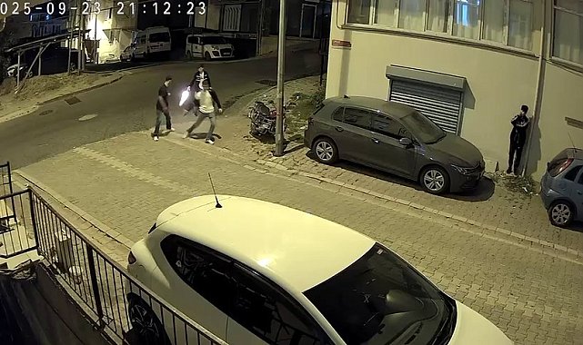 Esenyurt'ta 3 çocuğun silahlı şakası kameraya yansıdı