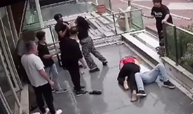 Esenyurt'ta iki grup arasında yumruk yumruğa kavga çıktı: o anlar kamerada