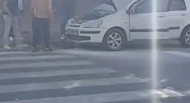 Esenyurt'ta okul önünde park halinde olan araç yandı