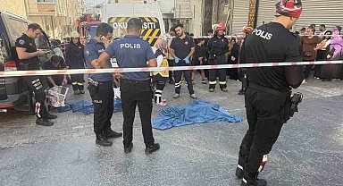 Esenyurt'ta servis minibüsü anne-oğula çarptı: 1 yaşındaki çocuk öldü