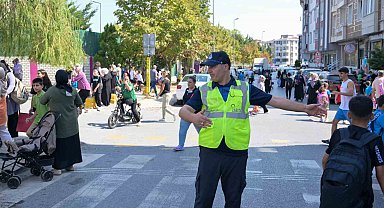 Esenyurt'ta zabıta ekipleri okulların açılmasıyla birlikte öğrencilerin güvenliği için görevde