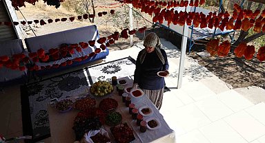 Eşi emekli olduktan sonra köyüne yerleşen girişimci kadın, acı ve tatlıyı bir araya getirdi