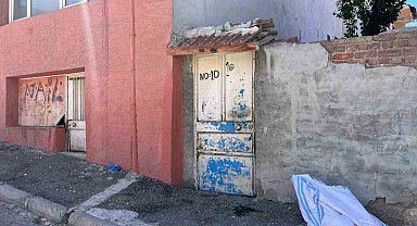 Eşini bayılıncaya kadar sokak ortasında döven şahıs kamerada