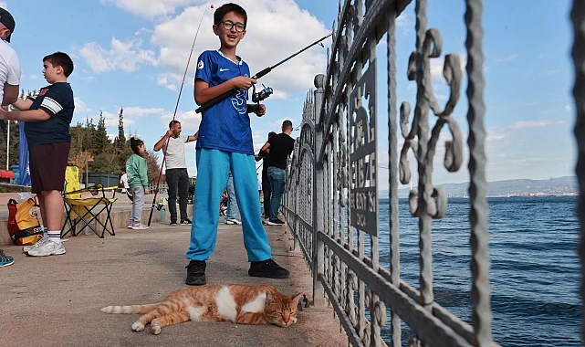 Eskihisar Sahili'nde baba-çocuk balık tuttular