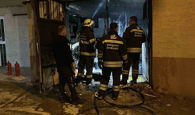Eskişehir'de 3 katlı apartmanda yangın paniği