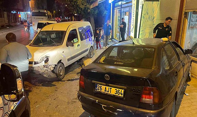 Eskişehir'de çarpışan araçlardan biri dükkana girdi