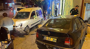 Eskişehir'de çarpışan araçlardan biri dükkana girdi