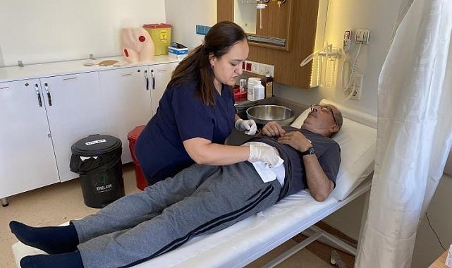 Eskişehir'de hastalar ve refakatçileri, Stoma ile nasıl ilgileneceklerini hastanede öğreniyor