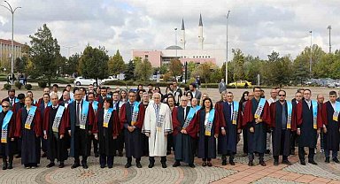 ESOGÜ'de 2025-2026 akademik yılı törenle açıldı: İlk dersin konusu 'Filistin' oldu