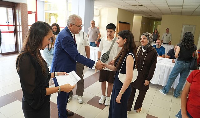 EÜ Rektörü Prof. Dr. Budak, çiçeği burnunda öğrencilerinin kayıt heyecanına ortak oldu