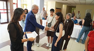 EÜ Rektörü Prof. Dr. Budak, çiçeği burnunda öğrencilerinin kayıt heyecanına ortak oldu