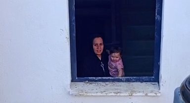 Evde mahsur kalan çocuk iş makinesi yardımıyla kurtarıldı