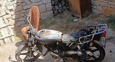 Evin bahçesinde park halinde olan motosiklet kundaklandı