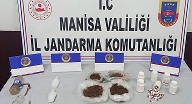 Evinde 1 kilo uyuşturucu ve yüzlerce hapla yakalandı