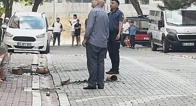 Evini yakmaya çalıştı, müdahale eden polise saksı attı