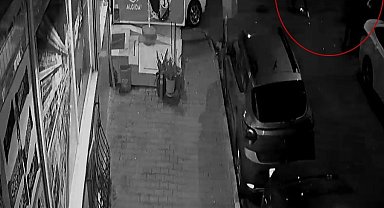 Eyüpsultan'da 20 yaşındaki gencin sokak ortasında silahla vurularak öldürüldüğü anlar kamerada