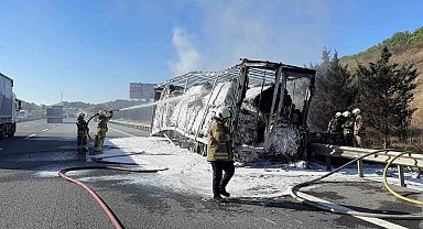 Eyüpsultan'da kumaş yüklü tırın dorsesi alevlere teslim oldu