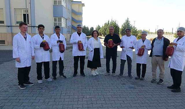 Fabrika gibi okul: Malatya'da öğrenciler domates yetiştirip salça üretiyor