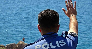Falezlerden tehlikeli atlayış keyfine, polisin 'atlarsan karakola götürürüm' sözü engel oldu