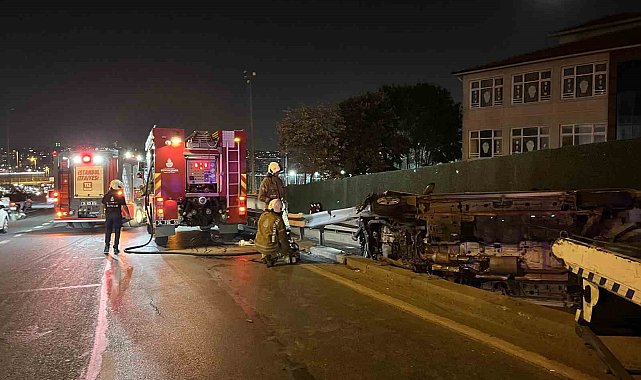 Fatih E-5'te minibüs, bariyere çarpıp yan yattı