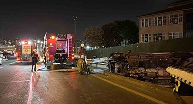 Fatih E-5'te minibüs, bariyere çarpıp yan yattı