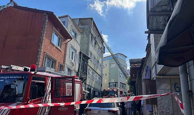 Fatih'te 5 katlı binada korkutan yangın