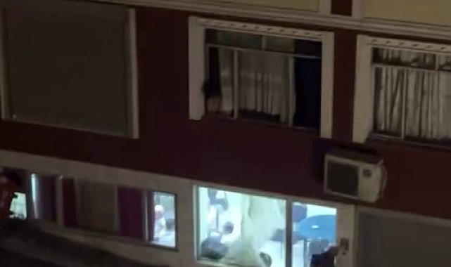 Fatih'te kahvehanede çıkan tartışma dışarıya taştı: Taşla camı çerçeveyi indirdi