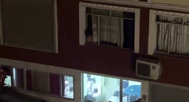 Fatih'te kahvehanede çıkan tartışma dışarıya taştı: Taşla camı çerçeveyi indirdi