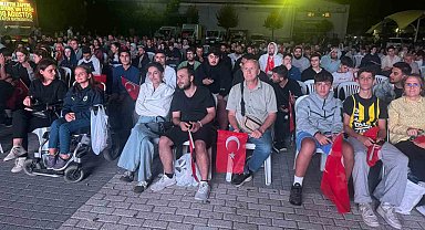 Fatih'te vatandaşlar Türkiye-Almanya final maçını dev ekrandan izledi
