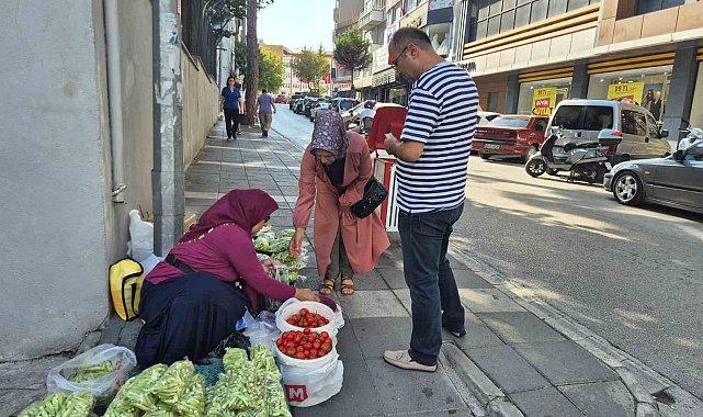 Fedakar kadınlar: Sokakta bamya satarak aile bütçesine destek oluyorlar