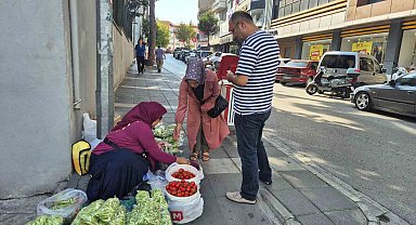 Fedakar kadınlar: Sokakta bamya satarak aile bütçesine destek oluyorlar