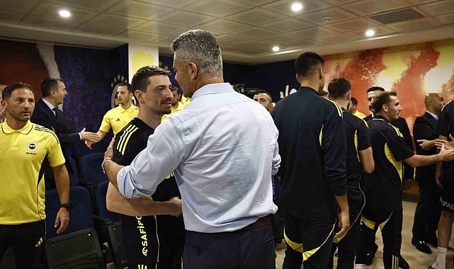 Fenerbahçe'nin yeni başkanı Sadettin Saran, futbol A takımıyla bir araya geldi