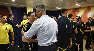 Fenerbahçe'nin yeni başkanı Sadettin Saran, futbol A takımıyla bir araya geldi
