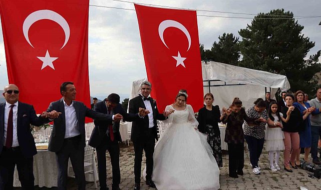 Festival havasında düğün