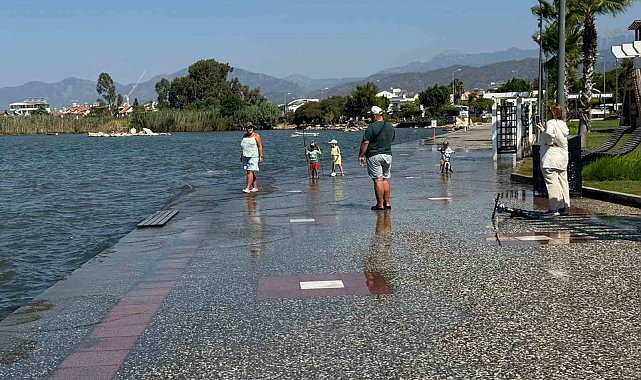 Fethiye'de gelgit nedeniyle deniz suyu yükseldi