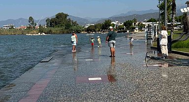 Fethiye'de gelgit nedeniyle deniz suyu yükseldi