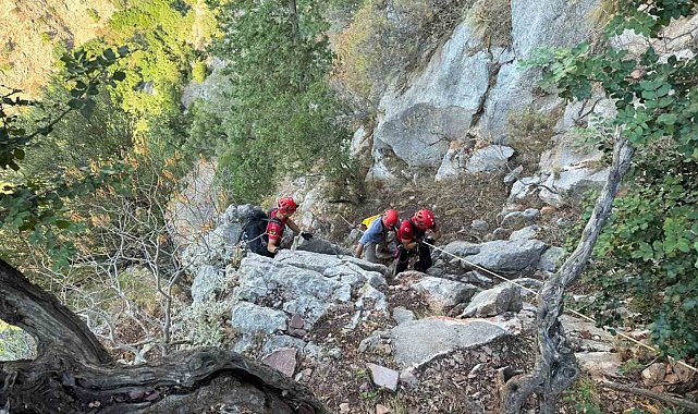Fethiye'de kayalıklarda mahsur kalan Alman turisti JAK timi kurtardı