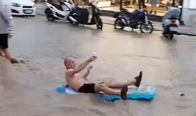 Fethiye'de turistler sel sularında eğlendi