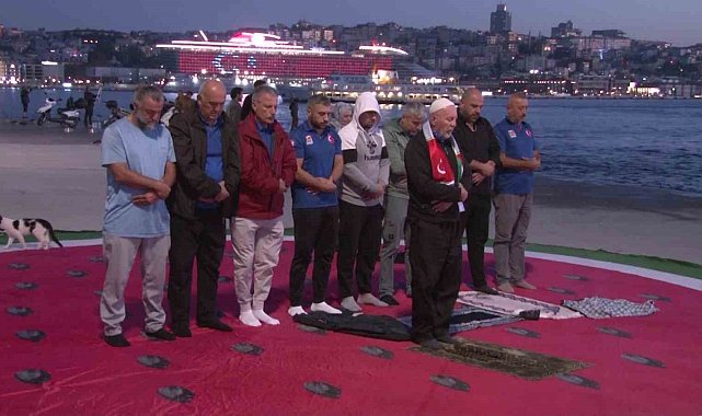 Filistin'e destek için Zeytinburnu'ndan Demokrasi ve Özgürlükler Adası'na kulaç attılar