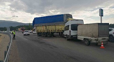 Fındık işçilerini taşıyan minibüs ile kamyon çarpıştı: 8 yaralı