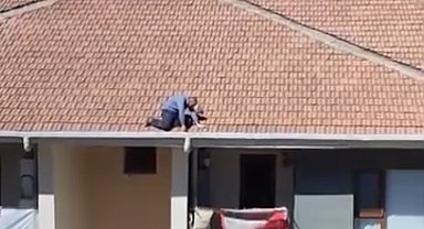 Fırtınalı havada çatıda tehlikeli çalışma yürekleri ağza getirdi