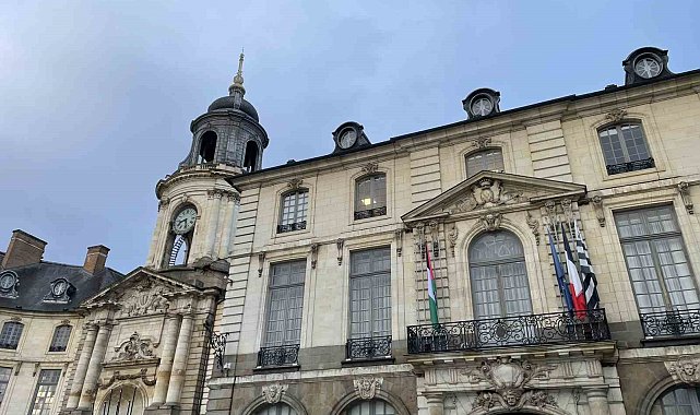 Fransa'da 52 belediye binasına Filistin bayrağı asıldı