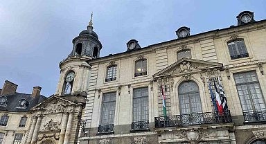 Fransa'da 52 belediye binasına Filistin bayrağı asıldı