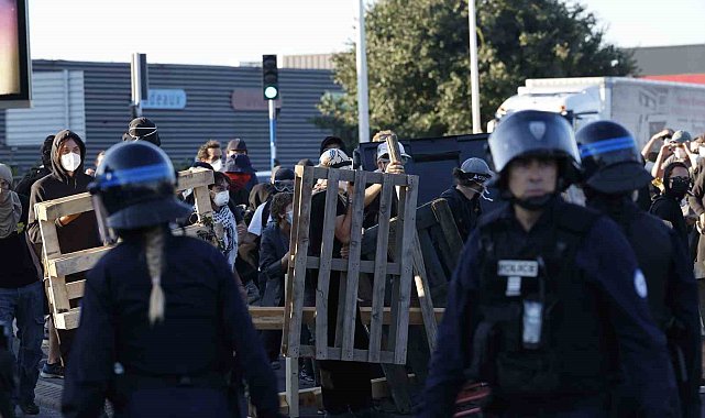 Fransa'da "Her şeyi durduralım" protestosu: Yollar kapatıldı, 103 kişi gözaltına alındı