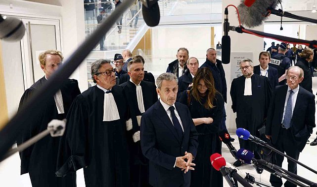 Fransa'nın eski Cumhurbaşkanı Sarkozy'e suç örgütü kurma suçundan 5 yıl hapis