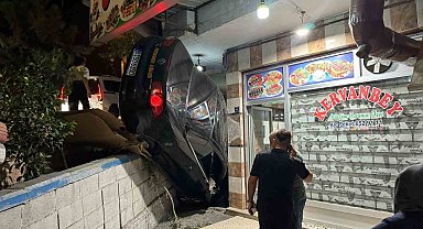 Fren yerine gaza basan sürücü lokantaya daldı