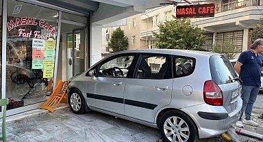 Fren yerine gaza bastı, önce yayaya ardından büfeye çarptı: 1 yaralı